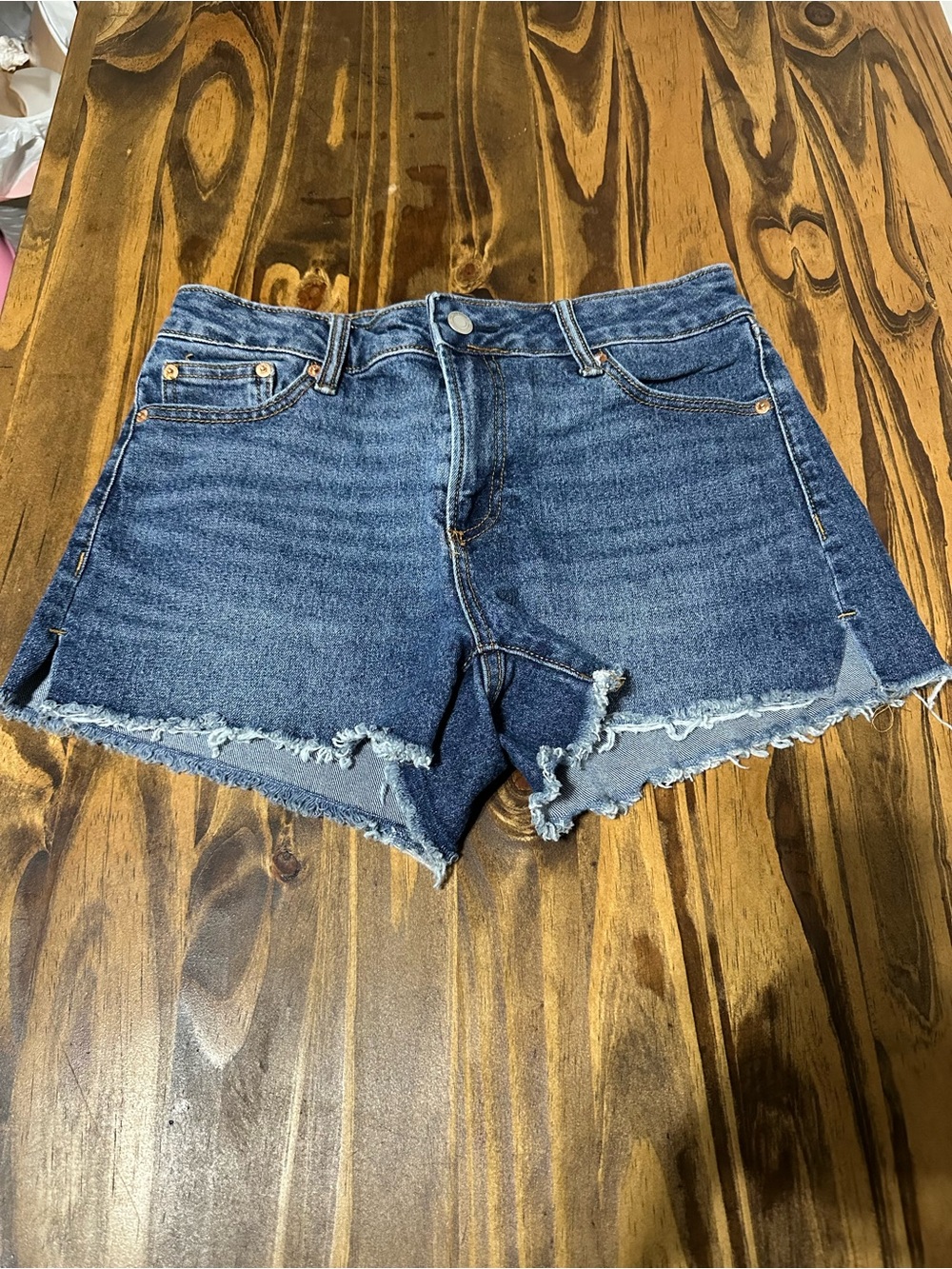 No boundaries medium wash raw hem shorts size 6 EUC